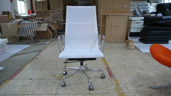 中国 横たわる網の現代古典的なオフィスの椅子の高く背部本革の旋回装置機能 サプライヤー