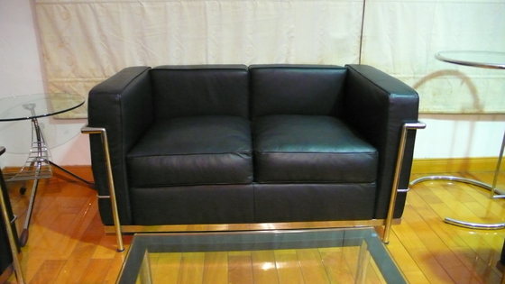 中国 2座席LC2現代古典的なソファーの本革の米国式の黒 サプライヤー