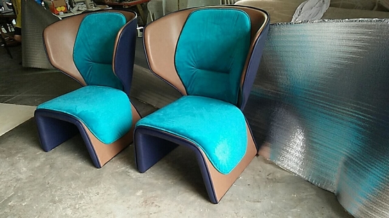中国 着色された革端が付いている青いの性のガラス繊維の腕の椅子 サプライヤー